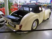 Triumph 2000 Roadster, Autosammlung Steim in Schramberg, 6.3.11 
Baujahr 1949 
4 Zylinder, 68 PS aus 2033 ccm. 
140 km/h schnell und 1400 kg schwer. 