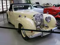 Triumph 2000 Roadster, Autosammlung Steim in Schramberg, 6.3.11 
Baujahr 1949 
4 Zylinder, 68 PS aus 2033 ccm. 
140 km/h schnell und 1400 kg schwer. 