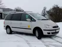 FORD-GALAXY, hat seine Spur in der schneebedeckten Wiese gezogen; 130216