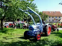 EICHER mit Frontladervorrichtung trifft bei der Oldtimerveranstaltung in M�nsteuer ein; 120812