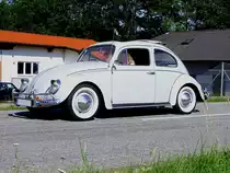 VW-K�fer knattert mit ge�ffntetem Faltschiebedach zur Oldtimerveranstaltung St.Marienkirchen; 120805