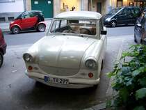 Ein  Trabbi  steht in Berlin.