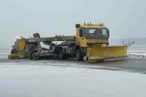 MB Actros als Schneer�umer auf dem Vorfeld des N�rnberger Flughafens, Februar 2013