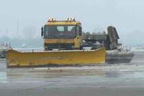 MB Actros als Schneer�umer auf dem Vorfeld des N�rnberger Flughafens, Februar 2013