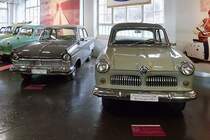 rechts:
Ford Taunus 12M, Auto & Uhrenwelt Schramberg, 6.3.11
Baujahr 1957
38 PS aus 1164 ccm
110 km/h schnell

links:
Ford Taunus 17M de Luxe P2, Auto & Uhrenwelt Schramberg, 6.3.11
Baujahr 1960
60 PS aus 1687 ccm
125 km/h schnell