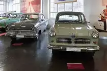 rechts:
Ford Taunus 12M, Auto & Uhrenwelt Schramberg, 6.3.11
Baujahr 1957
38 PS aus 1164 ccm
110 km/h schnell

links:
Ford Taunus 17M de Luxe P2, Auto & Uhrenwelt Schramberg, 6.3.11
Baujahr 1960
60 PS aus 1687 ccm
125 km/h schnell