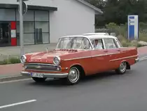 Einst war ein Opel Kapit�tn ein wares  Schlachtschiff  auf deutschen Stra�en.
Heute sind es rare Oldtimer selbst bei entsprechenden Ausfahrten wie
hier am 14.8.2009 in Recke.