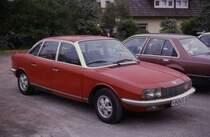 Seine Zeit in Form und Technik voraus war der legendre Ro 80 von NSU.
Am 24.5.1990 fotografierte ich dieses Fahrzeug am Bahnhof in Neckargemnd.