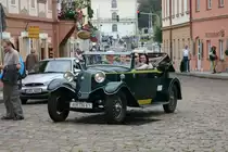Im Stadtbild von Prag ist ein alter Tatra keine Besonderheit.
Als deutscher Tourist sieht man solche Autos jedoch sehr selten.
Am 22.8.2005 sah ich dieses Cabrio unweit der Prager Burg.