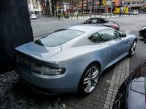 Die neuste Modelle des Aston-Martin Lineup parkierten vor einem Bar in Frankfurt. Viele Verkehrsteilnehmer haben am 29.11.2012 ihre Autos gehaltet und die Neuheiten angeschaut. Hier ein DB9 ist zu sehen.