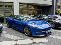 Seitenansicht eines blauen Aston Martin Vanquish. Foto: 29.11.2012