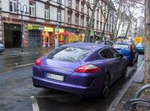 Rückansicht eines Porsche Panamera in Lila/violet, gesehen am 03.12.2012 in Frankfurt-Sachsenhausen