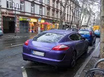 Rückansicht eines Porsche Panamera in Lila/violet, gesehen am 03.12.2012 in Frankfurt-Sachsenhausen