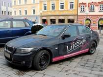 BMW-320, parkt vor einer Bckerei/Konditorei; 130215