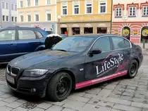 BMW-320, parkt vor einer B�ckerei/Konditorei; 130215