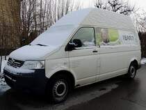 VW-T5, eines Mbelherstellers sorgt in den weissen Wintermonaten auch fr ein wenig Grn; 130113