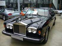 Rolls Royce Corniche II DHC. 1986 - 1989. Als Corniche wurden ab 1971 die Coupe- und DHC Versionen (Drop Head Coupe = Cabriolet) des Rolls Royce Silver Shadow bezeichnet. Der V8-motor mit 6.748 cm leistet 224 PS und war grundstzlich mit einem 3-Gang-Automatikgetriebe ausgerstet. Classic Remise Dsseldorf am 03.03.2013.
