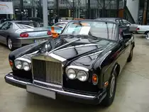 Rolls Royce Corniche II DHC. 1986 - 1989. Als Corniche wurden ab 1971 die Coupe- und DHC Versionen (Drop Head Coupe = Cabriolet) des Rolls Royce Silver Shadow bezeichnet. Der V8-motor mit 6.748 cm� leistet 224 PS und war grunds�tzlich mit einem 3-Gang-Automatikgetriebe ausger�stet. Classic Remise D�sseldorf am 03.03.2013.