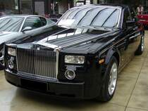 Rolls Royce Phantom. 2003 - bis heute. Mit dem Phantom wurde bei RR in Goodwood ein traditionsreicher Modellname wieder belebt. 1991 war das Modell Phantom VI ausgelaufen. Der New-Phantom wird von einem V-12-Motor mit 6.749 cm (460 PS) angetrieben, der mittels einer 6-Gang-Automatik die Kraft auf die Antriebsrder bertrgt. Ein solcher Phantom ist ab  397.460,00 zu haben. Classic Remise Dsseldorf am 03.03.2013. 