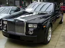 Rolls Royce Phantom. 2003 - bis heute. Mit dem Phantom wurde bei RR in Goodwood ein traditionsreicher Modellname wieder belebt. 1991 war das Modell Phantom VI ausgelaufen. Der New-Phantom wird von einem V-12-Motor mit 6.749 cm� (460 PS) angetrieben, der mittels einer 6-Gang-Automatik die Kraft auf die Antriebsr�der �bertr�gt. Ein solcher Phantom ist ab � 397.460,00 zu haben. Classic Remise D�sseldorf am 03.03.2013. 