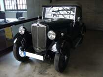 Morris Minor Open-Tourer. 1928 - 1934. Der Minor war Morris Antwort auf den Austin Seven. Der Minor hatte einen 4-Zylinderreihenmotor mit 847 cm, der bis 1932 19,5 PS leistete. Ab 1932 wurde die Leistung auf 27 PS angehoben. Der abgelichtete Wagen entstammt dem letzten Baujahr = 1934. Classic Remise Dsseldorf am 03.03.2013.