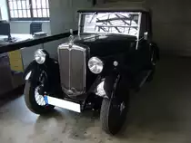 Morris Minor Open-Tourer. 1928 - 1934. Der Minor war Morris Antwort auf den Austin Seven. Der Minor hatte einen 4-Zylinderreihenmotor mit 847 cm�, der bis 1932 19,5 PS leistete. Ab 1932 wurde die Leistung auf 27 PS angehoben. Der abgelichtete Wagen entstammt dem letzten Baujahr = 1934. Classic Remise D�sseldorf am 03.03.2013.