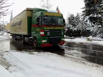 DAF XF105.480 der Sped.Angermayr verlsst seine tiefverschneite Heimatstadt Ried, in Richtung Autobahn; 130223