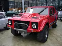 Lamborghini LM002. 1986 - 1993. Der LM002 basierte auf dem Cheetah, einem aufgrund einer Ausschreibung der US-Army konstruierten Gel�ndewagens. W�hrend seiner achtj�hrigen Produktionszeit setzten die Mannen aus Sant´Agata Bolognese 301 Autos vom Typ LM002 ab. Der 5.167 cm� gro�e V-12-motor leistet 450 PS. Der Verbrauch soll so um die 40 Liter auf 100 km liegen. Classic Remise D�sseldorf am 03.03.2013.