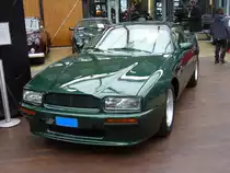 Aston Martin Virage Saloon. 1990 - 2000. Dem Virage war kein gro�er Verkaufserfolg beschienen. Es wurden knapp 1.000 Fahrzeuge dieses Typs produziert. Der Antrieb erfolgte �ber einen V8-motor, der aus der Corvette stammte. Eigentlich k�nnte man von einem Baukastenauto sprechen. So stammten die Frontscheinwerfer von Audi und die Heckleuchten vom VW Scirocco II. Classic Remise D�sseldorf am 03.03.2013.