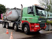 DAF-CF hat in der aufgebauten Thermo-Mulde Asphalt zu einer Straenbaustelle herangekarrt; 120901