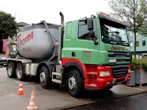 DAF-CF hat in der aufgebauten Thermo-Mulde Asphalt zu einer Stra�enbaustelle herangekarrt; 120901