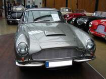 Aston Martin DB6. 1965 - 1970. Der DB6 wird von einem 6-Zylinderreihenmotor mit 4.0l Hubraum angetrieben. Mittels dreier Vergaser leistet der Sportwagen 282 PS. Classic Remise Dsseldorf am 03.03.2013.
