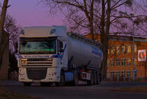 DAF Sattelzug im Abendlicht auf einem LKW Parkplatz. - 03.03.2013