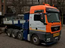 MAN TGX 41.540 am 03.03.2013 in der Aachener Innenstadt. Auf dem Fahrzeug ist der Kopf eines Schwerlastaufliegers zu sehen, der Auflieger selbst steht etwas abseits und ist mit einer Niederflurstrassenbahn der Rheinbahn aus D�sseldorf beladen. Die Strassenbahn wurde hier f�r einige Tage der Aachener Bev�lkerung zur besichtigung gezeigt, um f�r die Campusbahn, einer neuen Stadtbahn f�r Aachen zu werben. Am 10. M�rz wird in einem B�rgerentscheid dar�ber abgestimmt.