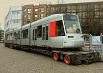 Am 03.03.2013 ist dieser Schwerlastauflieger mit einer Niederflurstrassenbahn der Rheinbahn aus Dsseldorf in der Aachener Innenstadt zu sehen. Die Zugmaschine (MAN TGX 41.540) steht mit dem Kopf des Aufliegers etwas abseits. Die Strassenbahn wurde hier fr einige Tage der Aachener Bevlkerung zur besichtigung gezeigt, um fr die Campusbahn, einer neuen Stadtbahn fr Aachen zu werben. Am 10. Mrz wird in einem Brgerentscheid darber abgestimmt.