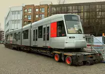Am 03.03.2013 ist dieser Schwerlastauflieger mit einer Niederflurstrassenbahn der Rheinbahn aus D�sseldorf in der Aachener Innenstadt zu sehen. Die Zugmaschine (MAN TGX 41.540) steht mit dem Kopf des Aufliegers etwas abseits. Die Strassenbahn wurde hier f�r einige Tage der Aachener Bev�lkerung zur besichtigung gezeigt, um f�r die Campusbahn, einer neuen Stadtbahn f�r Aachen zu werben. Am 10. M�rz wird in einem B�rgerentscheid dar�ber abgestimmt.