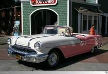 1956 Pontiac Convertible mit 'Marilyn Monroe' am Steuer. Aufgenommen in den Universal Studios in Los Angeles, Kalifonien / USA am 30. September 2011.