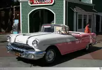 1956 Pontiac Convertible mit 'Marilyn Monroe' am Steuer. Aufgenommen in den Universal Studios in Los Angeles, Kalifonien / USA am 30. September 2011.
