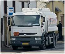 Mit diesem Renault LKW mit Tankaufbau wird Heizl angeliefert.  06.03.2012 