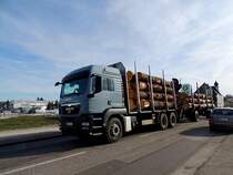 MAN TGS 26.480, beladen mit Rundholzstmmen, steuert nach einem BP-Tankstopp in Ried/Innkreis in Richtung Freyung; 130306