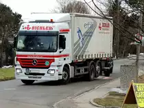 ACTROS-2541 von Bichler-Transporte hat in einer Siedlungsstrasse einen WAB vom H�nger hinterstellt; 130307
