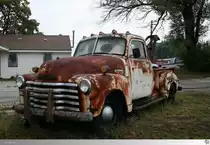 Old and Rusty: Am 18. September 2011 konnte ich in Caterville, Missouri / USA diesen Chevrolet 3600 Abschlepper bei der Bulger Motor Co. aufnehmen.