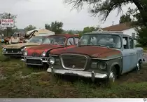 Old and Rusty: Bei Bulger Motor Co. In Carterville, Missouri standen am 18. September 2011 ein Studebaker Lark VIII, ein Renault Dauphine und ein weiterer Amischlitten verrostet vor dem Hof.