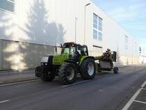 VALTRA zieht ein transportables Siliergeblse hinter sich her; 130306
