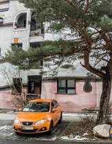 Dieser Seat Ibiza (Modell ab 2008) parkiert vor der Waldspirale in Darmstadt. Aufnahmezeit: 27.01.2012