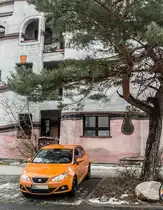 Dieser Seat Ibiza (Modell ab 2008) parkiert vor der Waldspirale in Darmstadt. Aufnahmezeit: 27.01.2012