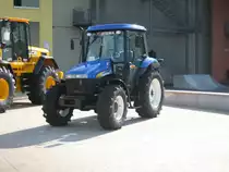New Holland Traktor gesehen am 17.8.12 im Nova Eventis Einkaufszentrum in G�nthersdoerf