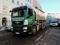 MAN TGS 35.440 von Quarzolith, mu� sich mit seinem Silotankaufbau durch den Hauptplatz von Ried qu�len, um an der Baustelle die ben�tigten Baustoffe abliefern zu k�nnen; 130305