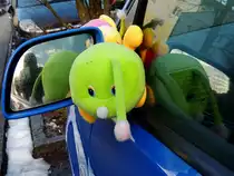  Ein Blick in den Aussenspiegel ; (vor ein paar Tagen war er noch am Autodach, nun ist dieser einh�rnige Teletubby beim Spiegel eingeklemmt) 130308