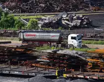 Schrottnachschub f�r Saarstahl... - 

Per Bahn, per Schiff und nat�rlich auch per LKW kommt Schrott zum Stahlwerk von Saarstahl nach V�lklingen.

MAN - B�ssing Zugmaschine mit Kempf Kastenmuldenkipper in V�lklingen.
14.06.2012